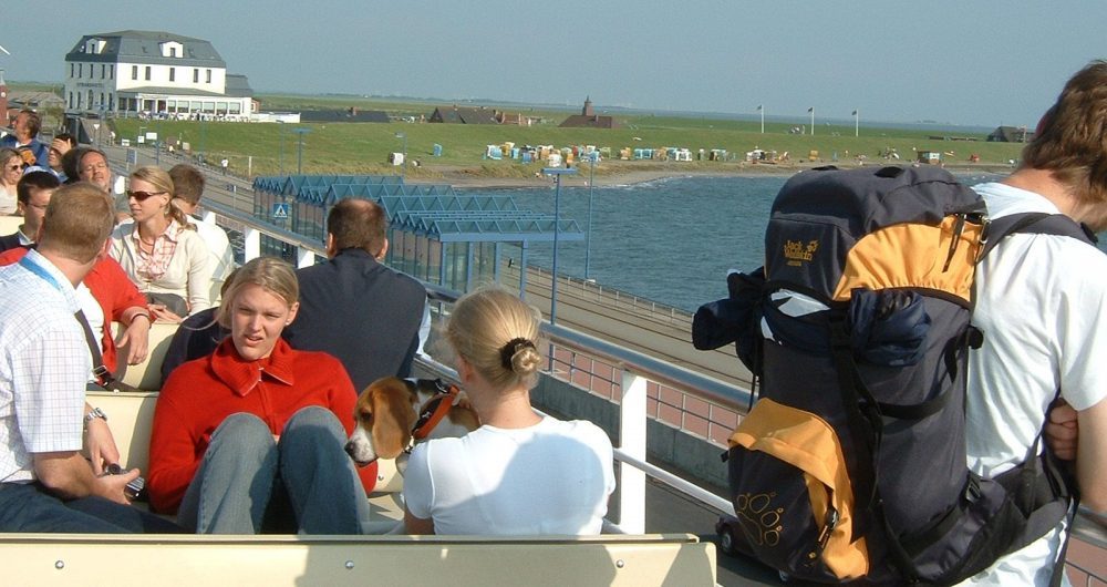 In Dagebüll (im Hintergrund das Strandhotel) legen die Fähren nach Föhr und Amrum ab.